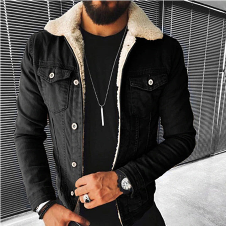 Heren spijkerjas met schapenvachtkraag, zwarte denim, stijlvolle casual look, perfect voor herfst en winter, modieuze mannenkleding.
