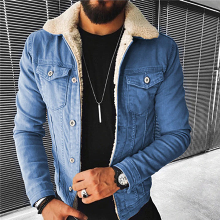 Heren spijkerjas met schapenvachtkraag, lichtblauw denim, casual stijl, perfect voor herfst en winter, modieuze mannenkleding.