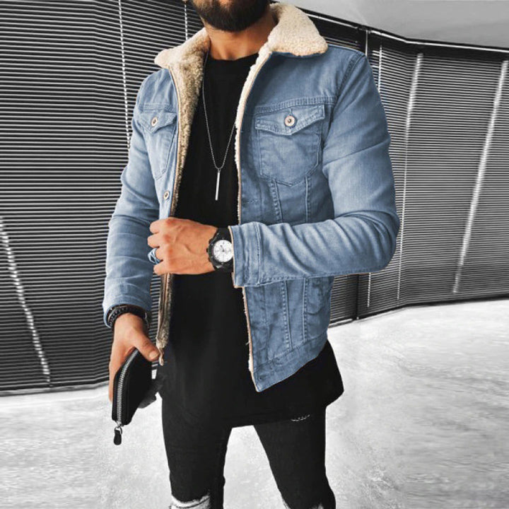 Heren spijkerjas met schapenvachtkraag, lichtblauw denim, casual stijl, perfect voor herfst en winter. Trendy mannenmode, comfortabele pasvorm.