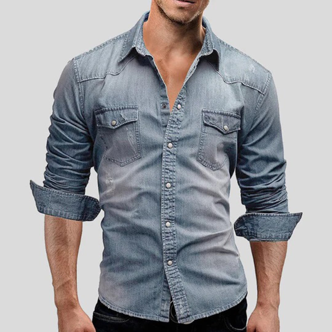 Lichtblauw denim overhemd voor heren met opgerolde mouwen, borstzakken en knoopsluiting. Casual herenmode, trendy spijkerstof.