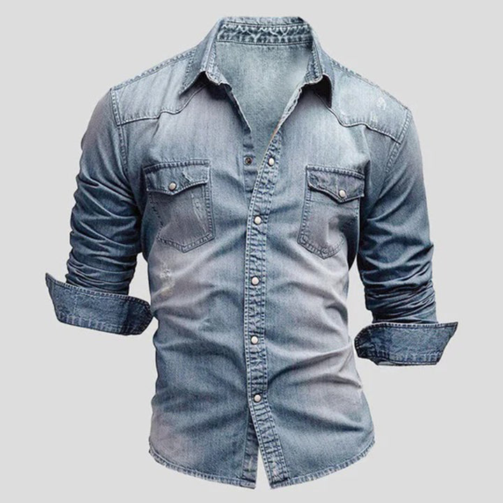 Lichtblauw denim overhemd voor heren met opgerolde mouwen, knoopsluiting en borstzakken. Casual en modieuze spijkerblouse.