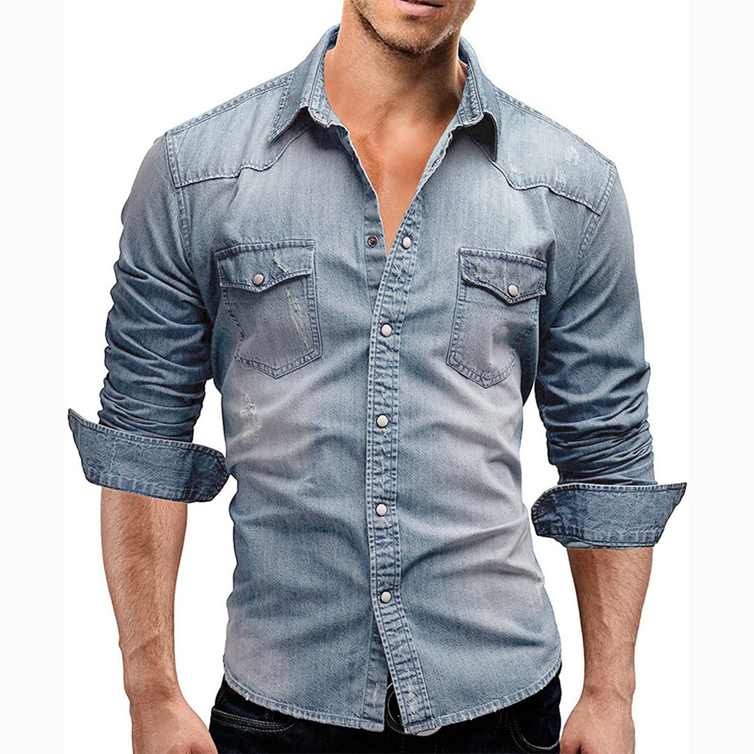 Lichtblauw denim overhemd voor heren met opgerolde mouwen, borstzakken en knoopsluiting. Casual en modieuze stijl. Perfect voor dagelijks gebruik.