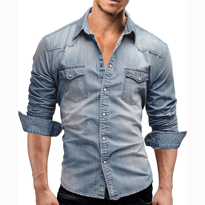 Lichtblauw denim overhemd voor heren met opgerolde mouwen, borstzakken en knoopsluiting. Casual en modieuze stijl. Perfect voor dagelijks gebruik.