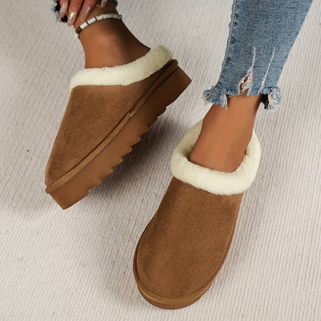 Lichtbruine damespantoffels met witte voering, suède look, comfortabele zool, perfect voor binnengebruik. Ideaal voor koude dagen, trendy en warm.