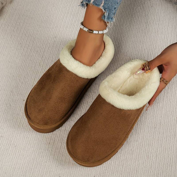 Lichtbruine damespantoffels met witte voering, comfortabele winterse huisschoenen, warme slip-ons voor binnen, modieuze en zachte sloffen.