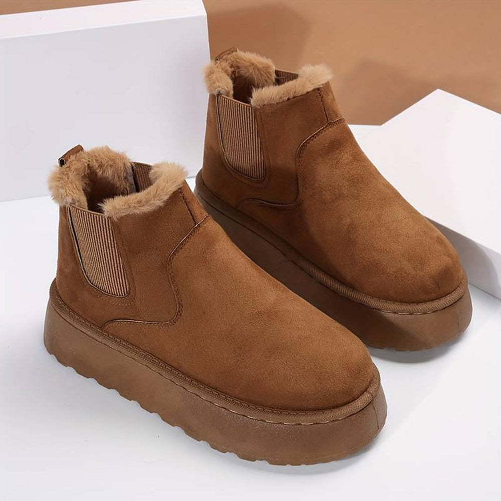 Lichtbruine suède enkellaarsjes met dikke zool en warme voering, ideaal voor wintermode. Trendy dameslaarzen, comfortabele en stijlvolle schoenen.