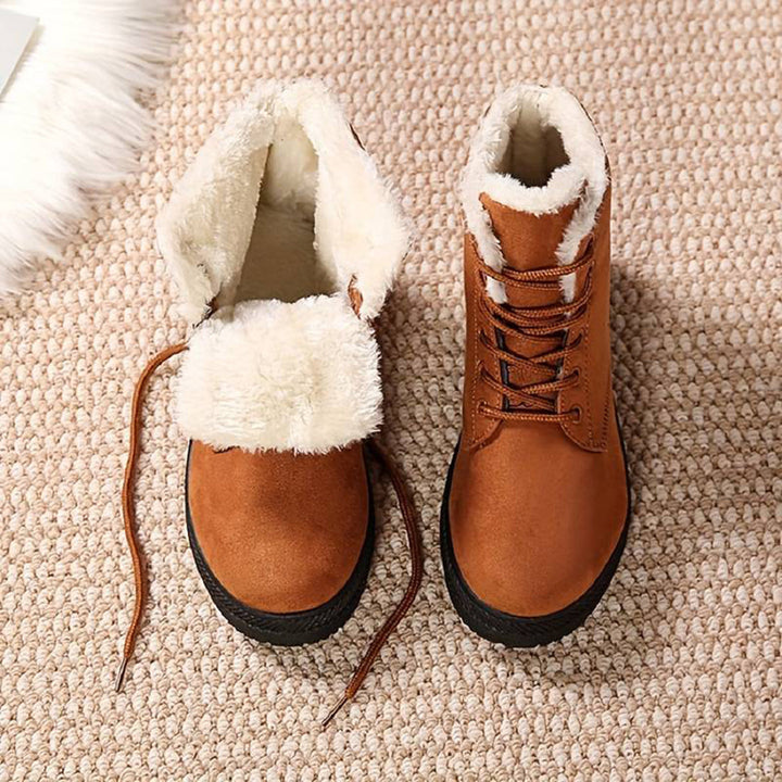 Lichtbruine winterlaarzen met witte bontvoering, warme damesboots, antislip zool, modieuze en comfortabele schoenen voor koude seizoenen.