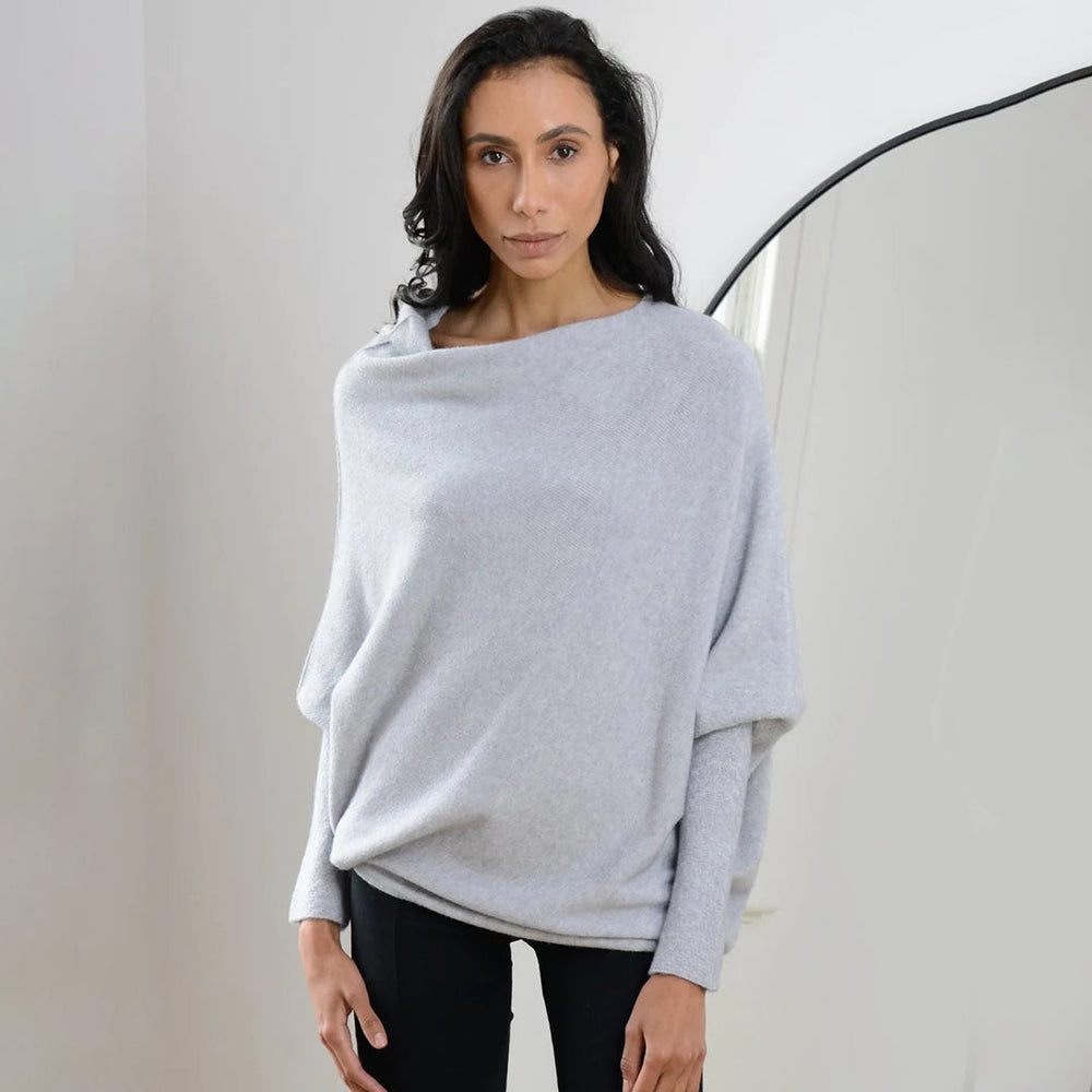 Dame in lichtgrijze trui, casual mode, comfortabele dameskleding, stijlvolle herfstoutfit, minimalistisch design, zachte stof, moderne look.