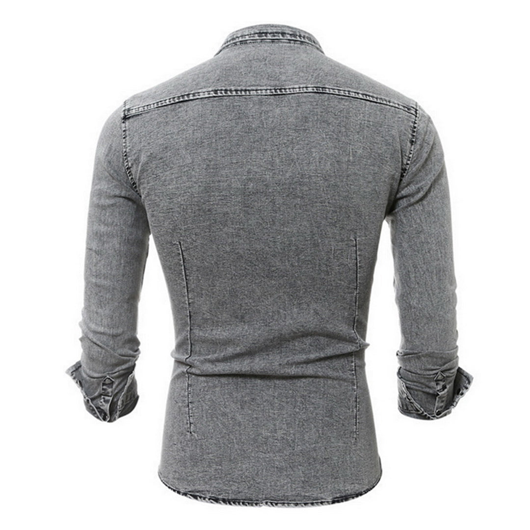 Lichtgrijs denim overhemd voor heren, lange mouwen, casual stijl, achteraanzicht. Perfect voor modieuze en comfortabele herenkleding.