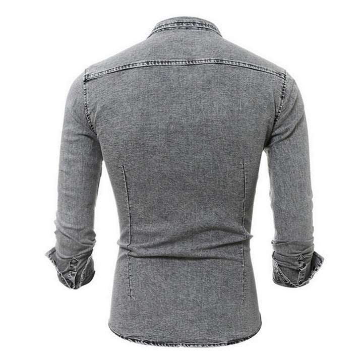 Lichtgrijs denim overhemd voor heren, lange mouwen, casual stijl, achteraanzicht. Perfect voor modieuze en comfortabele herenkleding.
