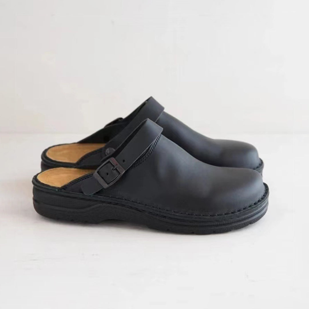 Zwarte leren herenpantoffels met verstelbare riem, comfortabele zool, ideaal voor binnengebruik. Stijlvolle en duurzame herenschoenen.