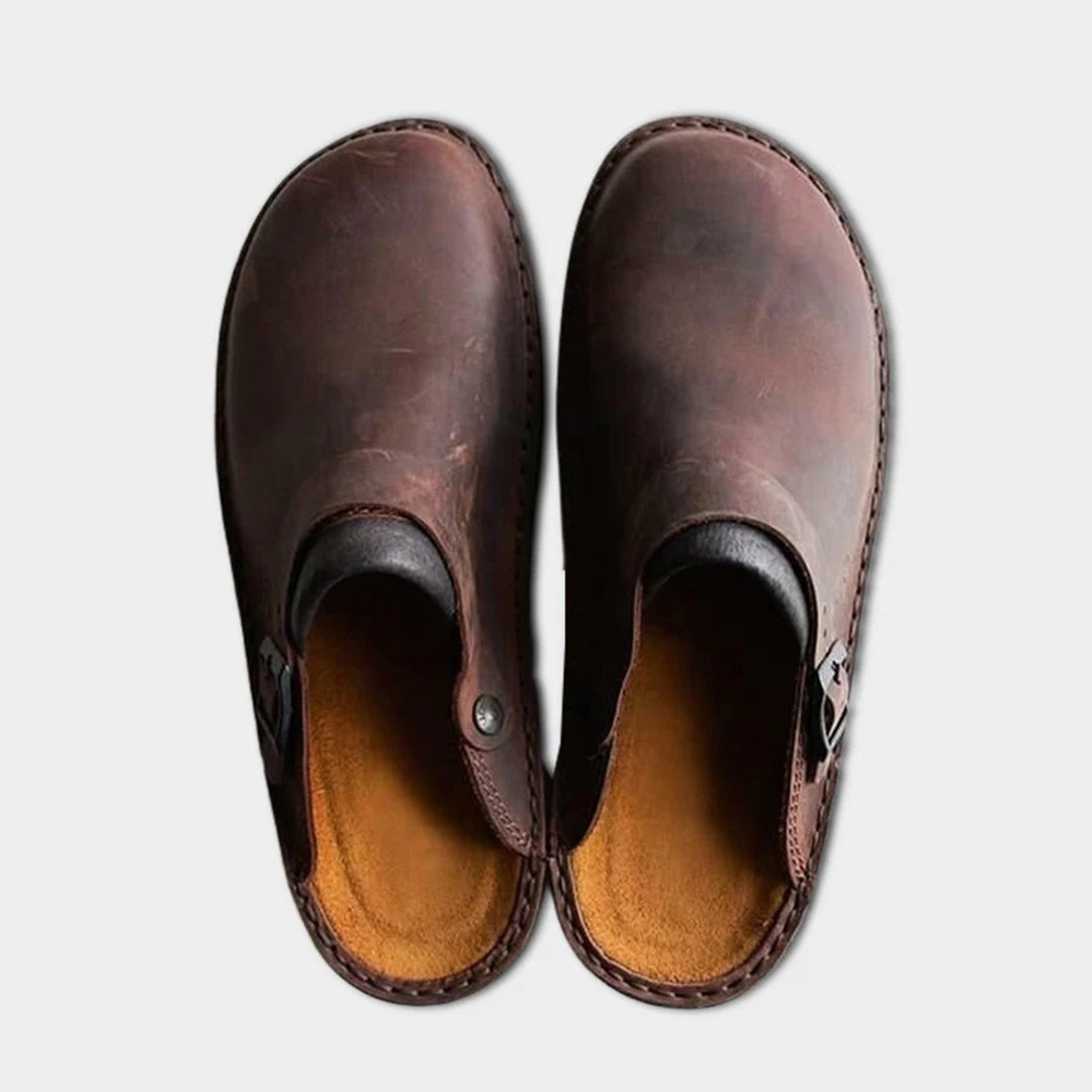 Bruine leren herenpantoffels met gesp, comfortabele binnenzool, handgemaakt, ideaal voor dagelijks gebruik. Perfecte herenschoenen voor thuis.