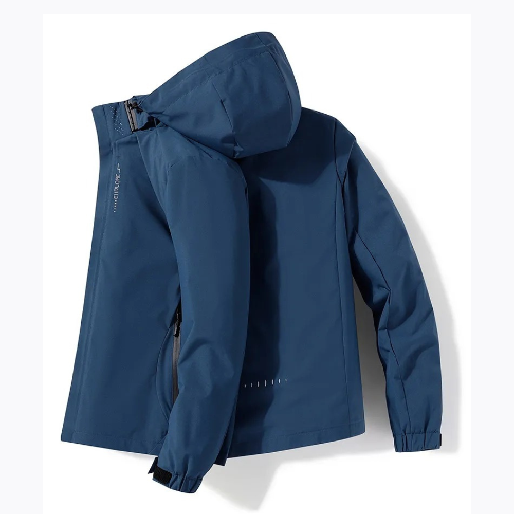 Blauwe waterdichte outdoorjas met capuchon, ademend materiaal, verstelbare manchetten en ritszakken. Ideaal voor wandelen en regenachtige dagen.