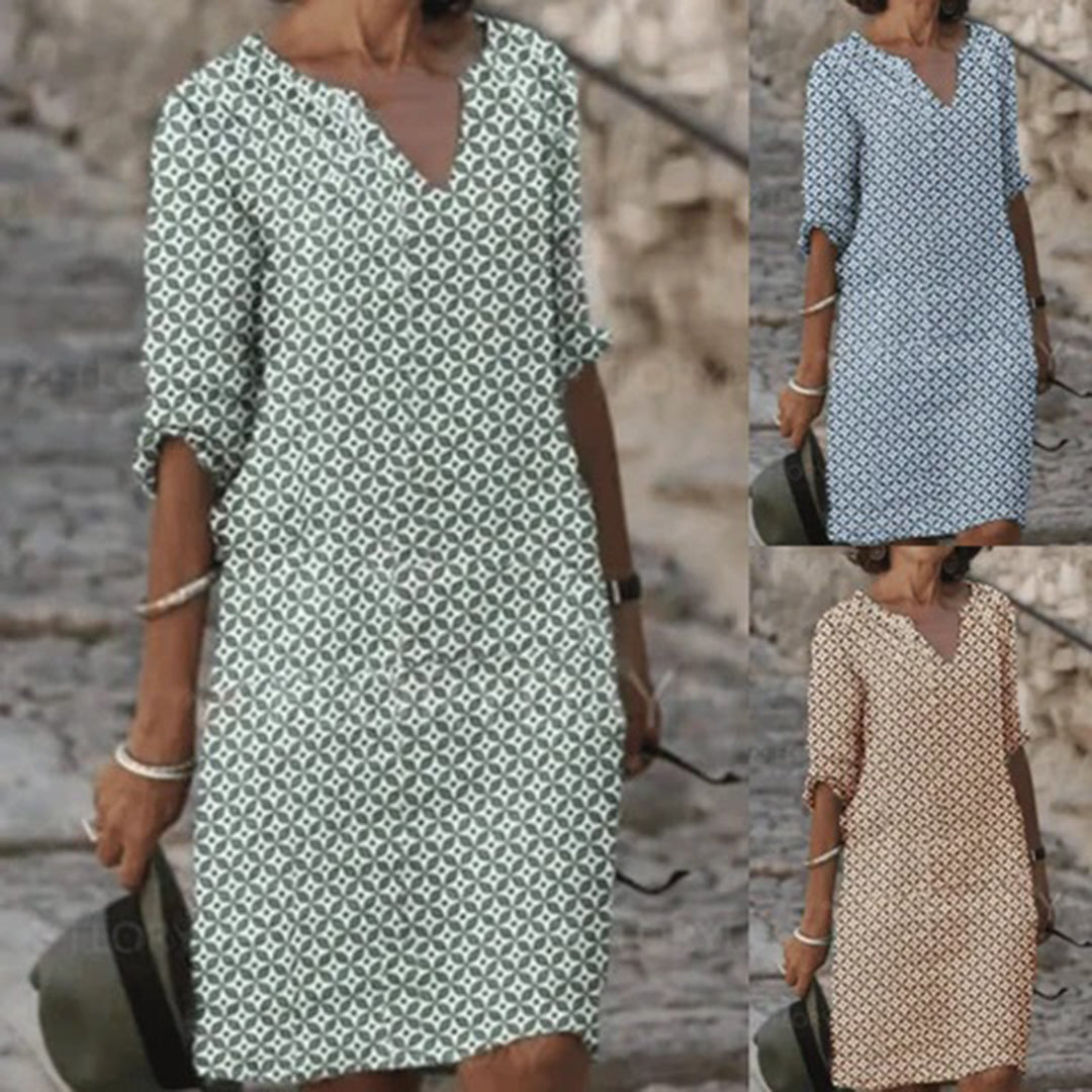 Vrouw in drie verschillende jurken met geometrisch patroon, V-hals en driekwart mouwen. Modieuze dameskleding, casual zomerjurk.