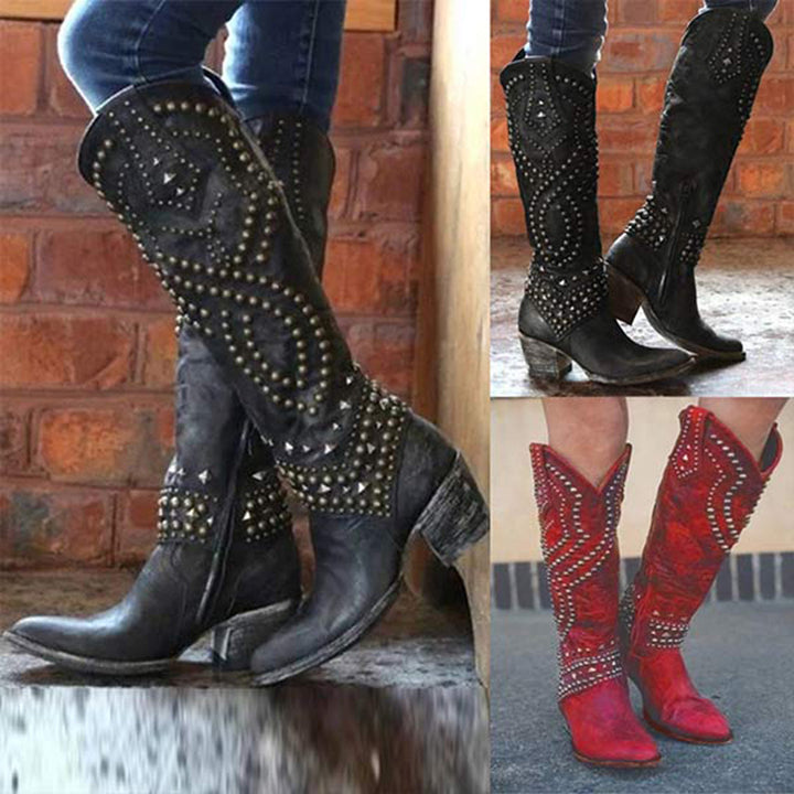 Drie paar cowboylaarzen met studs, zwart en rood, damesmode, leren laarzen, westerse stijl, hoge hakken, trendy schoenen, bohemian look.