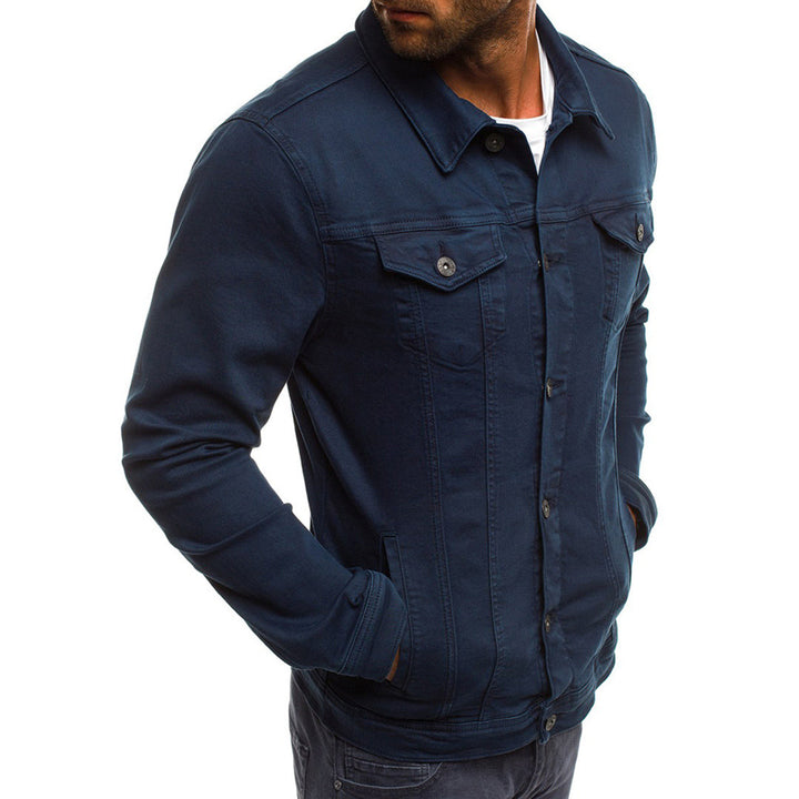 Donkerblauwe heren spijkerjas, knoopsluiting, borstzakken, lange mouwen. Stijlvolle denim jas voor casual en modieuze herenkleding.