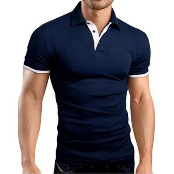 Donkerblauw poloshirt voor heren met witte kraag en mouwboorden, casual en stijlvol, perfect voor dagelijks gebruik of sportieve gelegenheden.