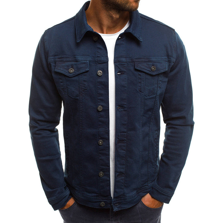 Donkerblauw denim jack voor heren, met knoopsluiting en borstzakken. Stijlvolle casual jas, perfect voor dagelijks gebruik en modieuze outfits.
