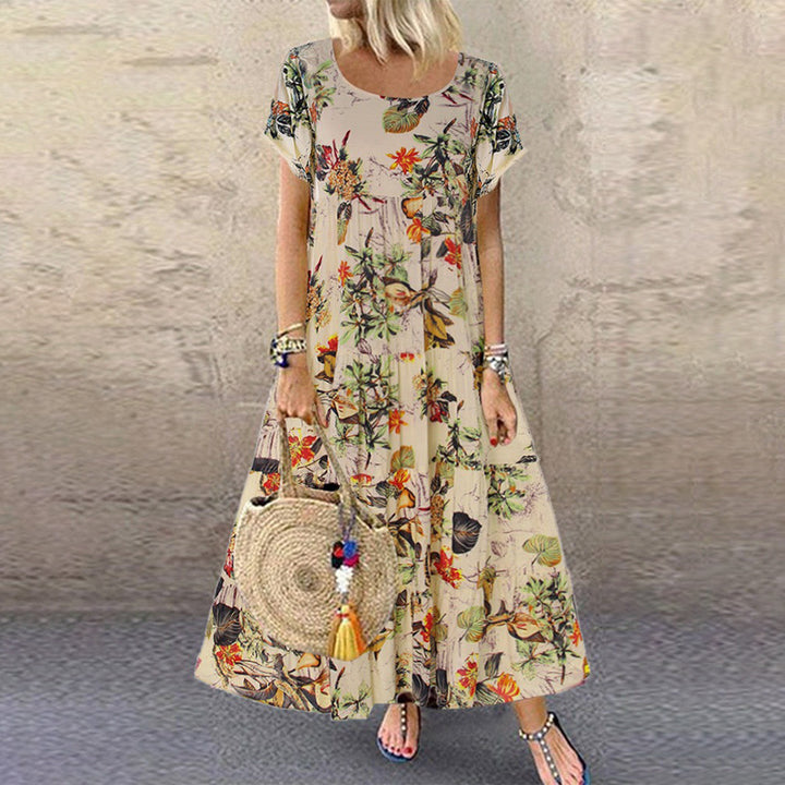 Vrouw in lange, bloemenjurk met korte mouwen, draagt een ronde rieten tas. Zomerse outfit, casual stijl, bohemian look, strandkleding.