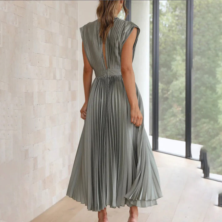 Olijfgroene geplooide jurk, elegante damesmode, mouwloos ontwerp, rugaanzicht, vloerlengte, moderne stijl, geschikt voor zomer en lente.