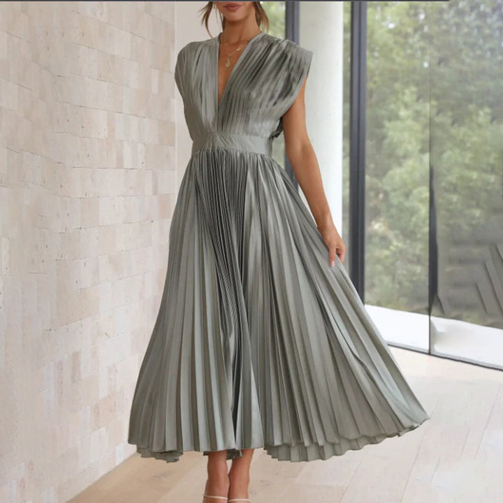 Olijfgroene geplooide midi-jurk, elegante V-hals, mouwloos ontwerp, perfect voor zomerse gelegenheden. Stijlvolle damesmode, trendy jurk.