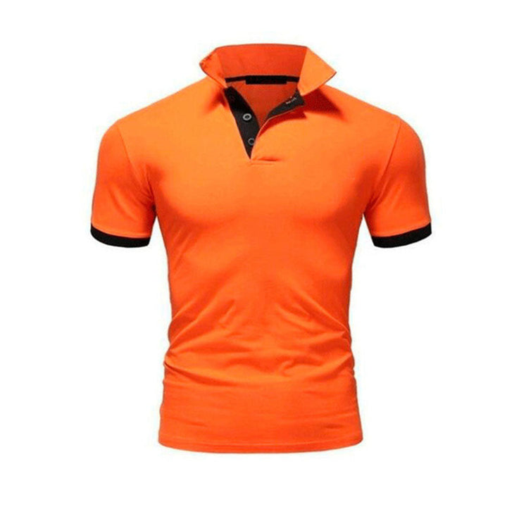 Oranje poloshirt voor heren met zwarte kraag en mouwboorden, gemaakt van ademend katoen. Perfect voor casual en sportieve gelegenheden.