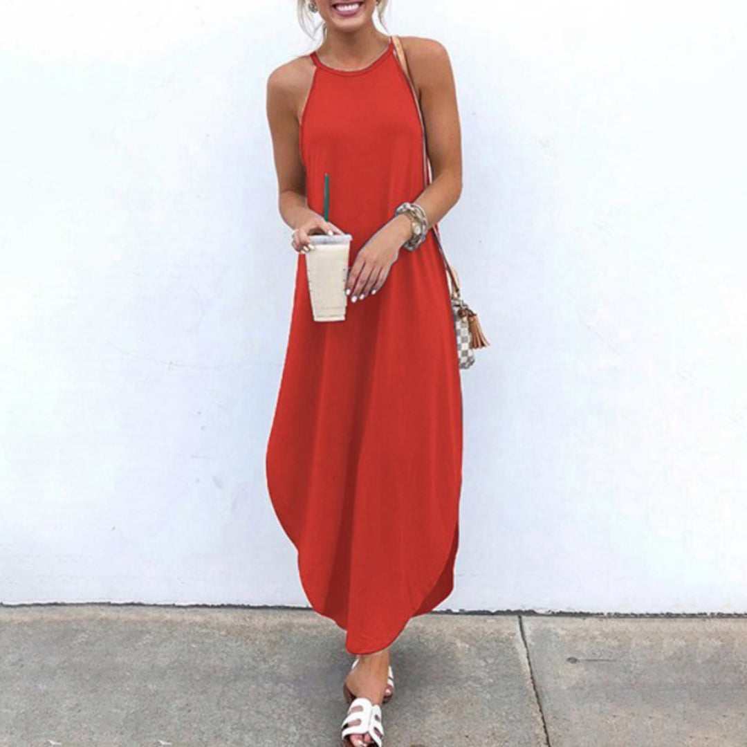 Vrouw in lange, mouwloze rode jurk met halternek, houdt een drankje vast. Zomerse outfit, casual stijl, witte sandalen, minimalistische achtergrond.