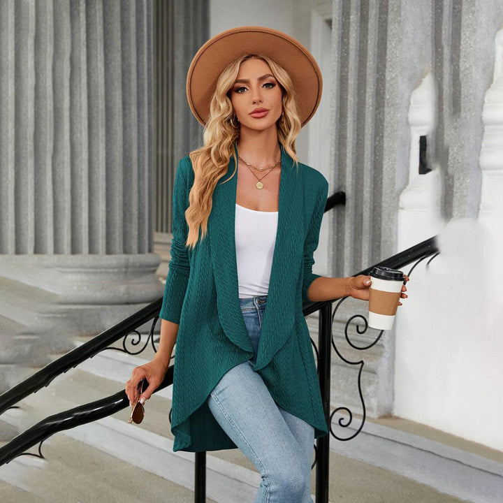 Vrouw in groene cardigan en hoed, met koffie, leunend op trap. Modieuze herfstoutfit, casual stijl. Perfect voor stedelijke mode-inspiratie.