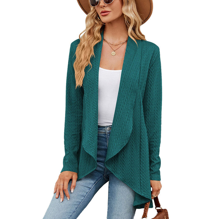 Vrouw draagt groene gebreide cardigan, casual outfit met hoed en zonnebril. Modieuze dameskleding, herfststijl, comfortabele pasvorm.