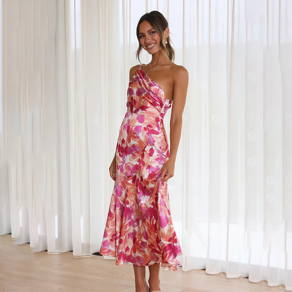 Vrouw in roze bloemenjurk, asymmetrisch ontwerp, elegante avondjurk, zomerjurk, modetrend 2023, stijlvolle dameskleding, vloerlengte.