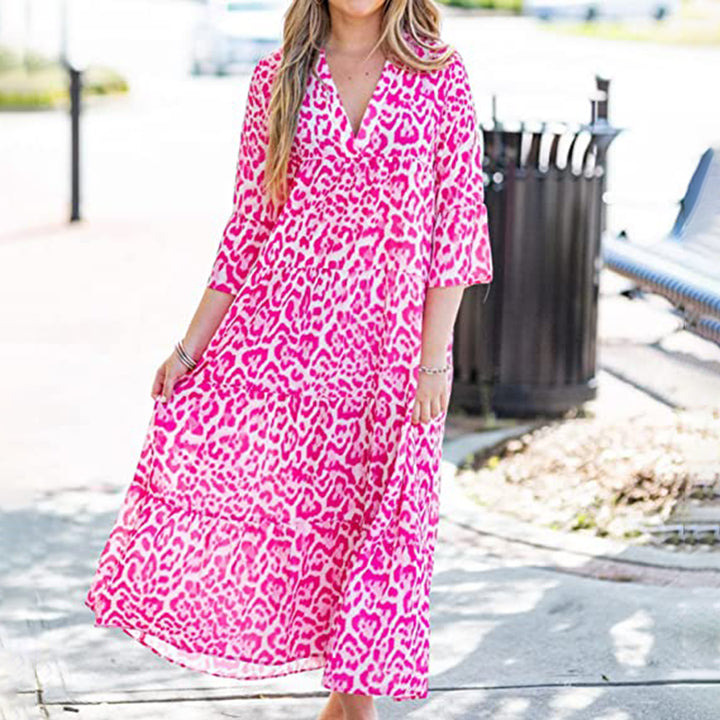 Vrouw in roze luipaardprint jurk op zonnige dag, modetrend zomerjurk, casual dameskleding, straatmode, kleurrijke outfit.
