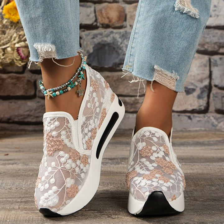 Dames sneakers met witte en roze kant, bloemenpatroon, dikke zool. Perfect voor casual outfits. Trendy en comfortabel schoeisel voor dagelijks gebruik.