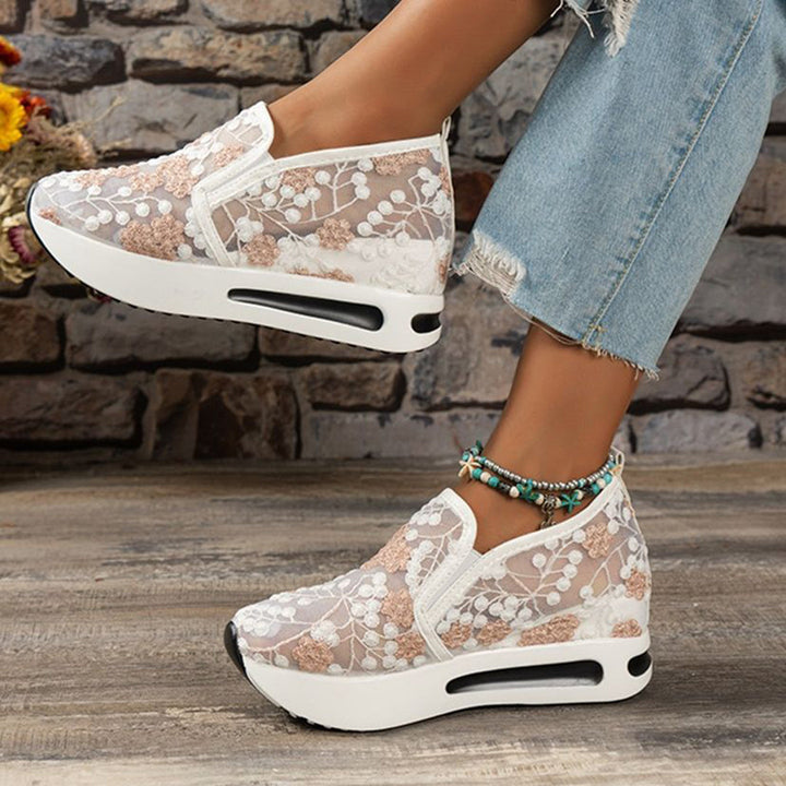 Dames sneakers met bloemenkant, verhoogde zool, casual stijl, roze en wit, perfect voor lente en zomer, modieuze en comfortabele schoenen.