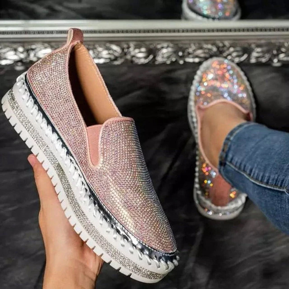 Roze glinsterende damessneakers met dikke witte zool, zilveren details en strass, trendy en comfortabel, perfect voor casual en feestelijke outfits.
