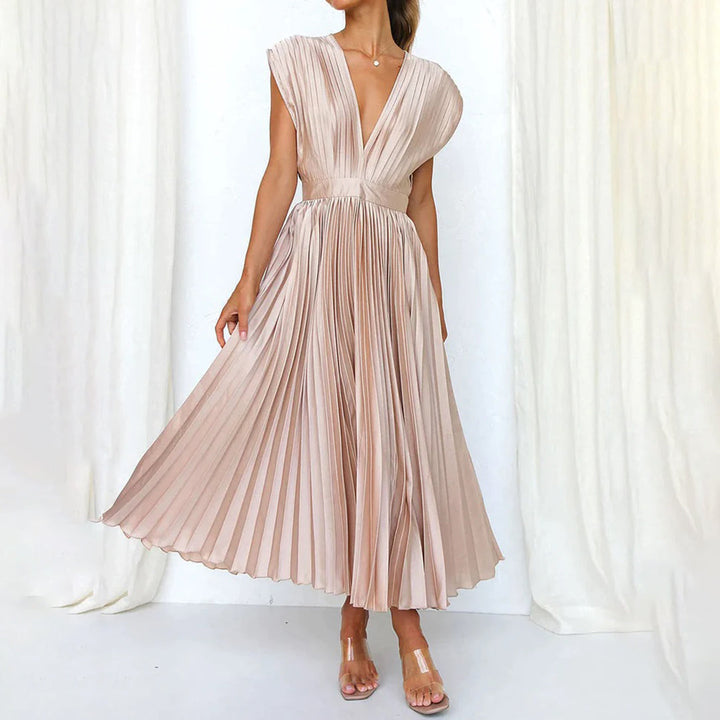 Elegante roze geplooide jurk met diepe V-hals en mouwloze snit, perfect voor zomerse gelegenheden. Stijlvolle damesmode, trendy en chic.