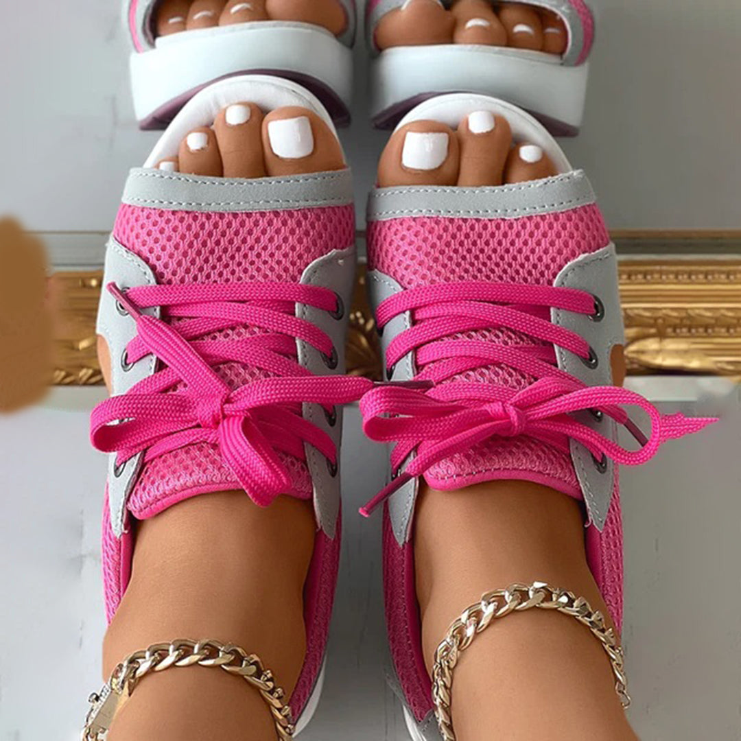 Roze open teen sneakers met witte zolen en veters, gedragen met enkelbandjes. Trendy zomerschoenen voor dames. Perfect voor casual outfits.