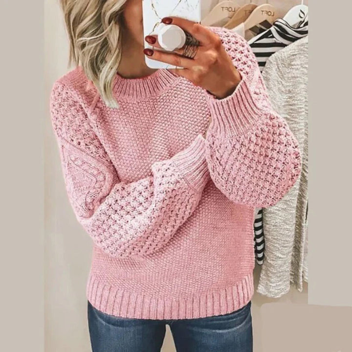 Vrouw in roze gebreide trui met textuur, casual mode, herfstkleding, trendy dameskleding, comfortabele outfit, modieuze stijl.