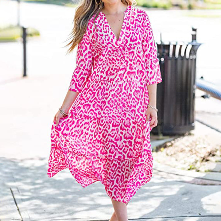 Vrouw in roze luipaardprint jurk, zomerjurk met driekwart mouwen, modetrend, casual straatstijl, zonnige dag, buitenkleding.