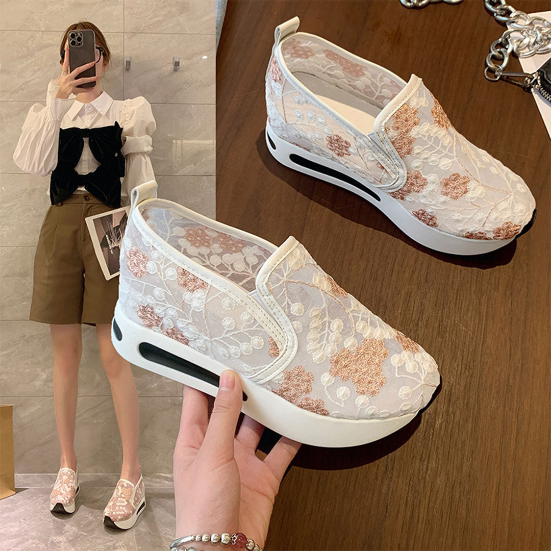Dames sneakers met bloemenkant, wit en roze, slip-on design, comfortabele dikke zool. Trendy schoenen voor casual en modieuze outfits.