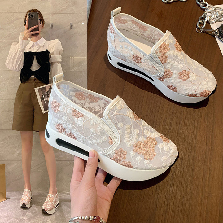 Dames sneakers met bloemenkant, wit en roze, slip-on design, comfortabele dikke zool. Trendy schoenen voor casual en modieuze outfits.