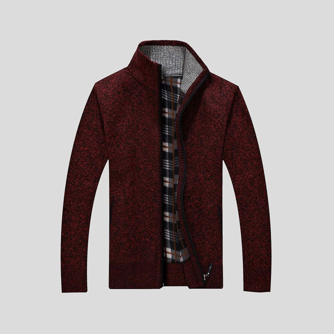 Donkerrode heren cardigan met rits, geruit binnenvoering, gebreid ontwerp. Stijlvolle herenkleding, warme wintermode, casual vest.