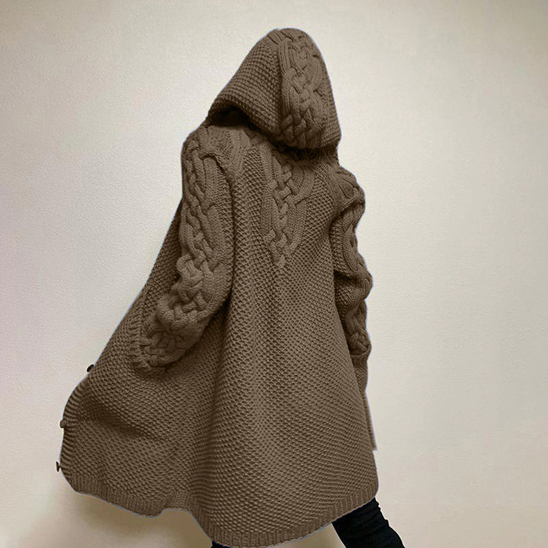 Bruine gebreide damestrui met capuchon en kabelpatroon, modieuze oversized stijl, ideaal voor herfst- en wintermode.