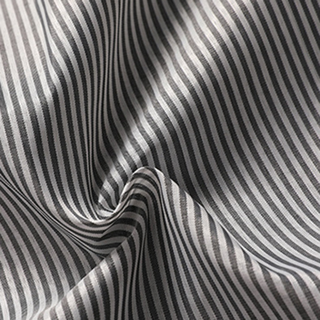 Grijs-wit gestreepte stof, close-up textuur, hoogwaardige katoenen stof, geschikt voor kleding en interieur, moderne en stijlvolle uitstraling.