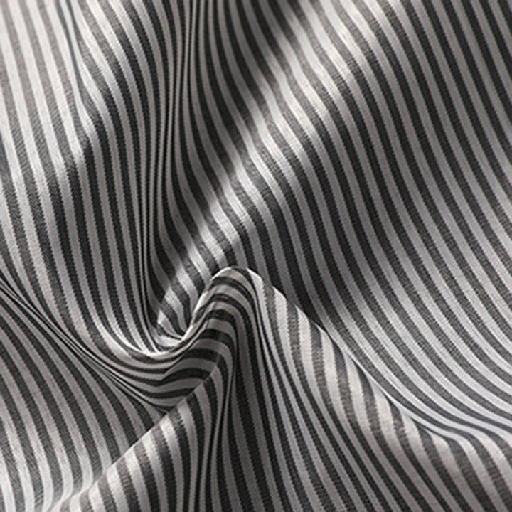Grijs-wit gestreepte stof, close-up textuur, hoogwaardige katoenen stof, geschikt voor kleding en interieur, moderne en stijlvolle uitstraling.