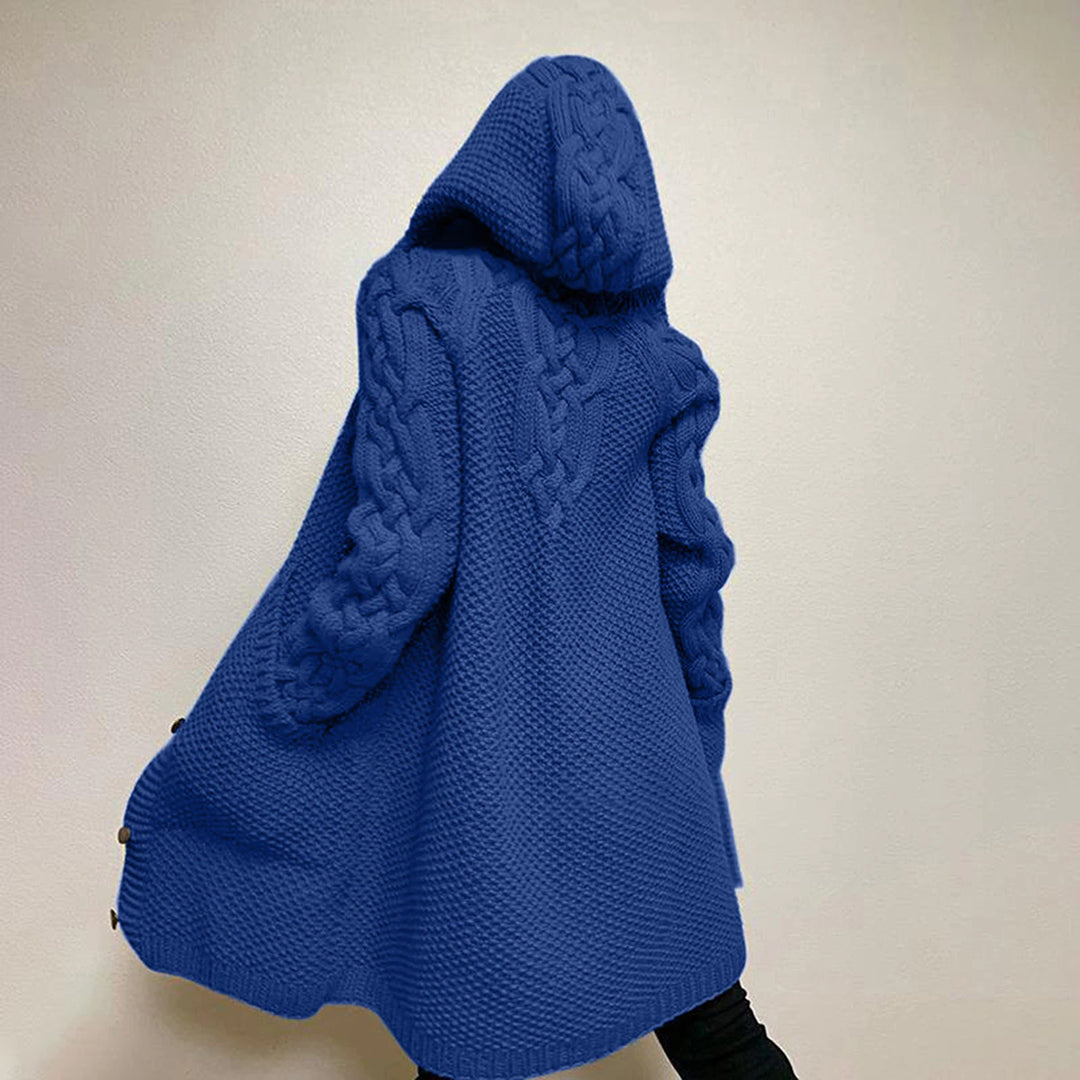 Blauwe gebreide damestrui met capuchon, kabelpatroon en knopen, wintermode, warme oversized sweater, trendy kleding voor koud weer.