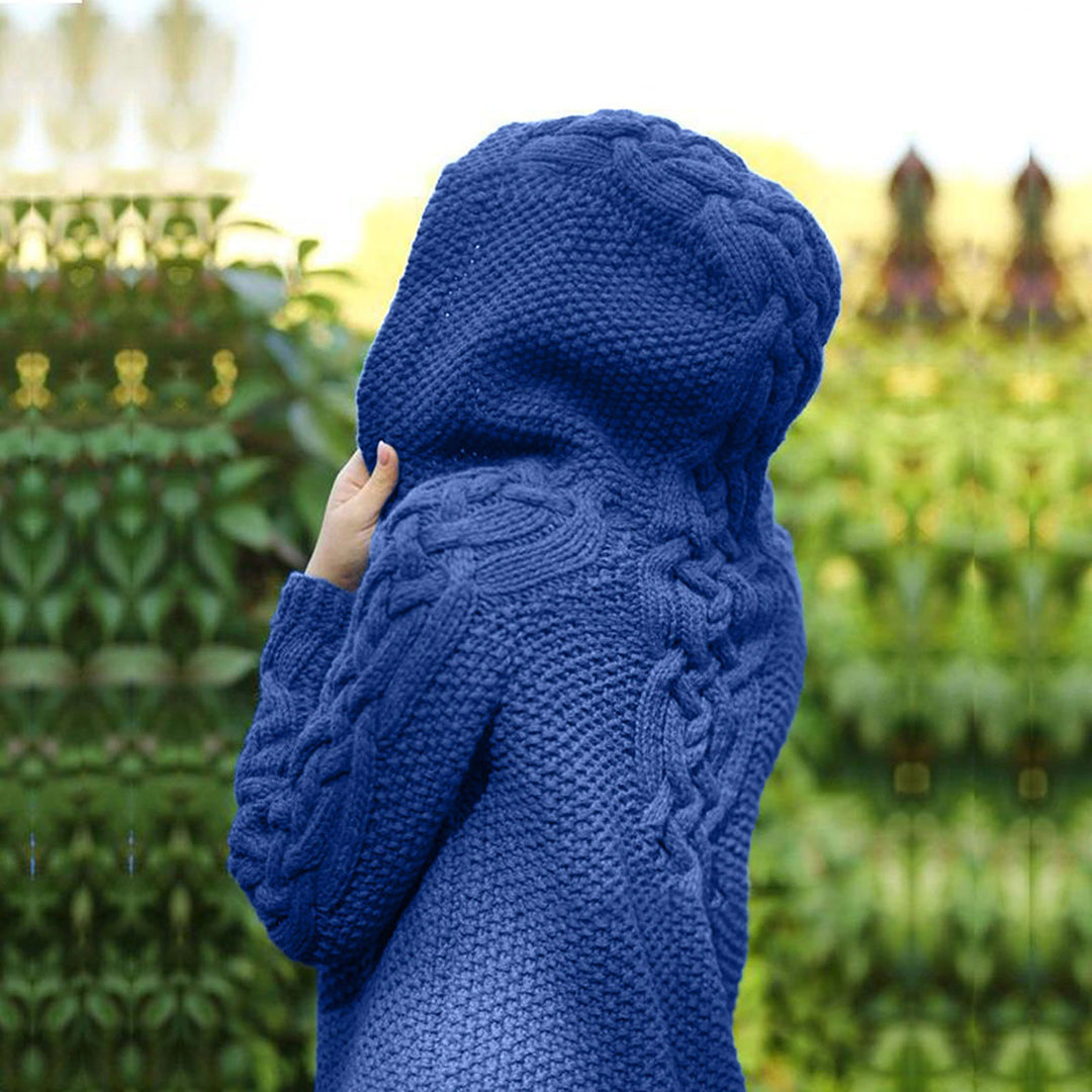 Blauwe gebreide hoodie met kabelpatroon, perfect voor herfstmode. Comfortabele damestrui, ideaal voor casual en stijlvolle outfits.