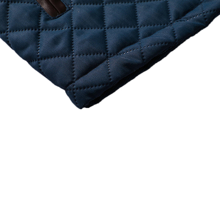 Donkerblauwe gewatteerde deken met ruitpatroon, ideaal voor huisdecoratie. Hoogwaardige stof, stijlvol en duurzaam. Perfect voor moderne interieurs.