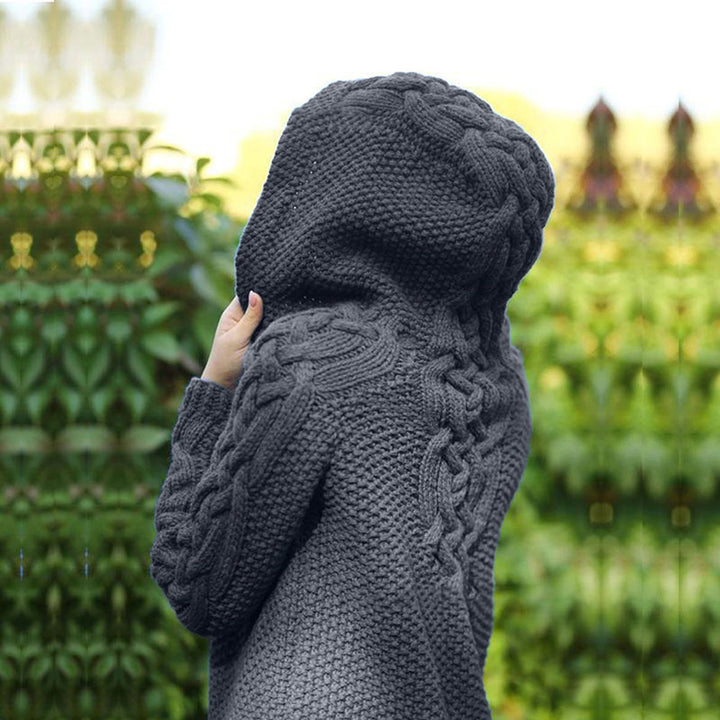 Grijze gebreide trui met capuchon, kabelpatroon, herfstmode, warme dameskleding, buitenkleding, comfortabele en stijlvolle trui.