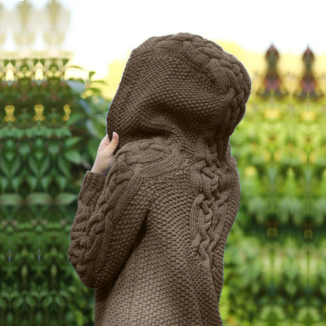 Bruine gebreide trui met capuchon, kabelpatroon, herfstmode, dameskleding, warme wollen stof, buitenkleding, stijlvolle casual look.