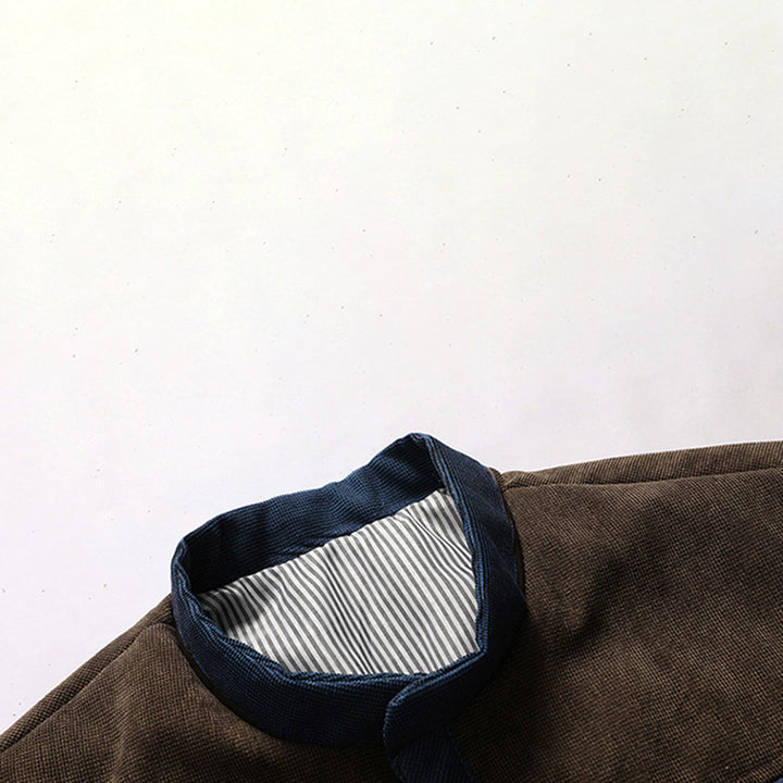 Bruin corduroy jasje met blauwe kraag en gestreepte voering, stijlvolle herenkleding, herfstmode, casual en elegant design.